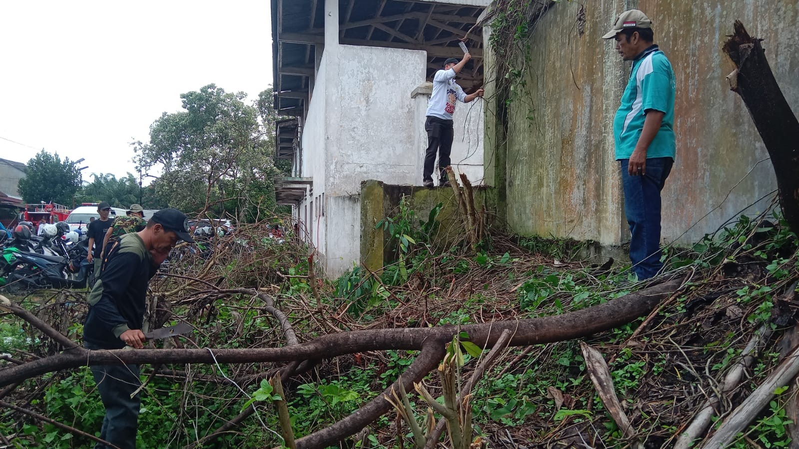 Gotong Royong di Lapangan Stadion Sang Naualuh Pematangsiantar
